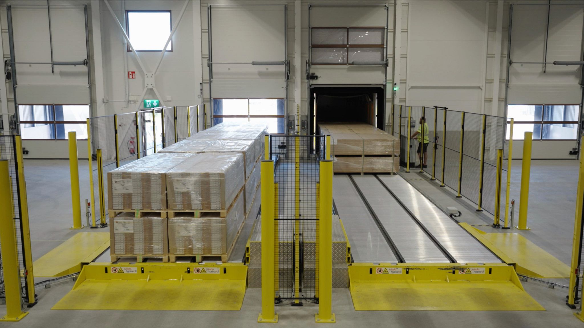 Bjelin accelerates shuttle cycle between factory and warehouse with new moving floor system