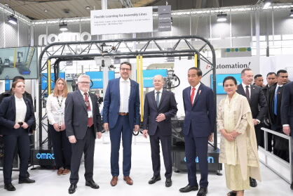German Chancellor Olaf Scholz Visits OMRON’s Booth at Hannover Messe 2023